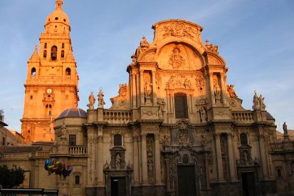 1024px-Catedral_de_Murcia._Fachada_principal_y_torre.